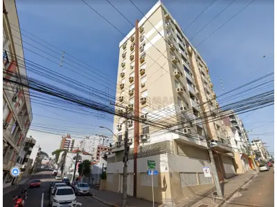 LOTE 001 - Apartamento n°904, localizado no 9º pavimento ou 8º andar do Edifício Juriti, à rua Tuiuti esquina com a rua Riachuelo, sob n°2.121 em Santa Maria/RS, com área privativa de 58,0900m², área total de 78,6997m², fração ideal equivalente a 0,229754 no terreno e nas coisas de uso comum. Encontra-se em bom estado de conservação e possui 2 dormitórios, sala com sacada, um banheiro social, cozinha e área de serviço. O prédio encontra-se localizado no quarteirão formado pelas ruas Tuiuti, Riachuelo Acampamento e Pinheiro Machado. Matriculado sob n° 90.368 do CRI de Santa Maria/RS.