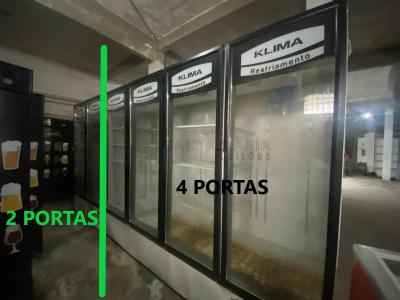 LOTE 002 - 3 FREEZER HORIZONTAL - MARCA CONSUL BRANCO - REGULAR ESTADO DE USO- 2 PORTAS - 528 LITROS BRUTOS -  R$ 6.000,00; GRAVADOR - DVR INTEL - MODELO MHDX 1216-NA N° EWVK3701131P9 - R$1.000,00;  BALCÃO EXPOSITOR FRIO - MARCA KLIMA - FRENTE VIDRO - INOX -  2 PORTAS INTERNAS-   R$2.000,00;  BALCÃO EXPOSITOR QUENTE - MARCA KLIMA- FRENTE VIDRO - INOX -  1 PORTA INTERNA- R$2.500,00;  BALCÃO EXPOSITOR PÃO - MARCA KLIMA- FRENTE VIDRO - INOX -  2 PORTAS INTERNAS-  R$1.600,00;  EXPOSITOR HORTIFRUTI-  R$ 500,00;  FRITADEIRA ELÉTRICA -  R$100,00; 2 MONITOR SAMSUMG- R$500,00;  VENTILADOR (SUPER TURBO)-  R$100,00;  TECLADO PARA PC- R$20,00;  NOTBOOK- R$300,00; LEITOR DE COD. BARRAS -  R$85,00; GELADEIRA BEBIDAS - EXPOSITOR 2 PORTAS MARCA KLIMA- DIVISÓRIAS HORIZONTAIS MÓVEIS-  R$ 5.000,00;  FREEZER HORIZONTAL BRANCO, 2 PORTAS - SUPERPAN-  R$1.500,00;  FREEZER HORIZONTAL - SORVETE - PORTAS DE CORRER DE VIDRO-  R$1.500,00; FORNO PARA PÃES-  R$5.500,00;  2 MAQUINA CARTÃO CREDITO/DEBITO GETNET-  R$180,00.