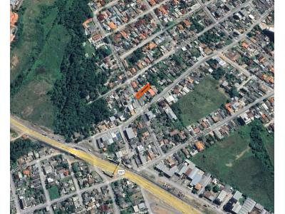 LOTE 002 - Um terreno com a área de 329,00m² localizado na Travessa Moreira, n°308 na cidade de Santa Maria/RS e a respectiva casa de madeira com 65m², em regular estado de conservação. Terreno este com as seguintes dimensões e confrontações; pela frente ao Oeste, onde mede 9m, com a rua ‘’B’’; aos fundos, Leste, onde mede 5m, com parte do lote nº9; por um lado, ao Norte, onde mede 46m, com o lote nº13; e, pelo lado Sul, onde mede 47m, com terrenos da Vila Urlandia. Matriculado sob n°4.297 do CRI de Santa Maria/RS.