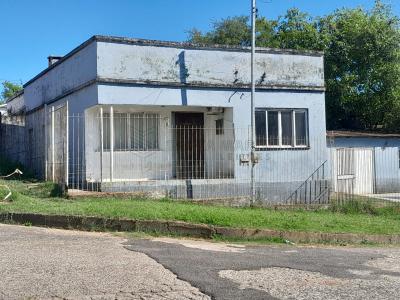 LOTE 001 - Um terreno com a área de 299m² em Santana do Livramento/RS, na Vila Luiz José de Menezes, à rua General Costa, esquina da rua Benjamin Cabello, medindo 13m de frente à primeira rua; por 23m de frente a fundo, pelo lado esquerdo, onde linda com o lote 03 que é ou foi de propriedade de Hermilo Gonçalves de Menezes; e, 13m na face dos fundos, onde linda com o lote 6, que é ou foi de propriedade de Hermilo Gonçalves de Menezes, constituído do lote nº 04 da quadra C, do referido loteamento. Matriculado sob nº 04939 do CRI de Santana do Livramento/RS.