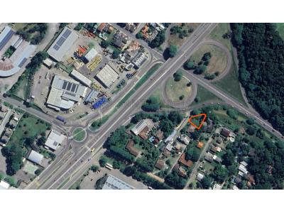 LOTE 001 - Um terreno com área total de 684,06m², com frente a uma faixa de terreno destinada a servidão de passagem que se liga à rua Pedro Santini, a começar aos 120,10 na sua face Leste do alinhamento na rua Pedro Santini, com as seguintes medidas e confrontações: 11m ao Oeste, onde entesta com a citada faixa de terreno destinada a servidão de passagem; 27m50 de extensão da frente ao fundo pelo lado Sul, onde faz divisa com terreno de propriedade de Carmen Santini Vieira e seu esposo; 32m20 nos fundos ao Leste onde faz divisa com a propriedade de Euclydes Viero ou sucessores; e ao Norte, por duas linhas, sendo uma de 4m80 e outra no sentido Noroeste que mede 27m70. Matriculado sob nº 91.698 do CRI de Santa Maria/RS.