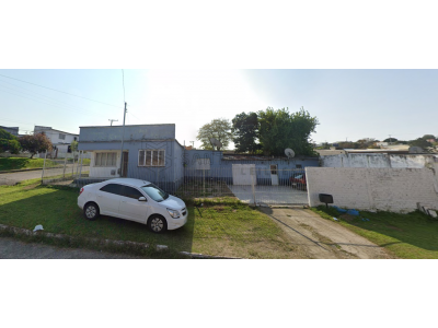 LOTE 001 - Um terreno com a área de 299m² em Santana do Livramento/RS, na Vila Luiz José de Menezes, à rua General Costa, esquina da rua Benjamin Cabello, medindo 13m de frente à primeira rua; por 23m de frente a fundo, pelo lado esquerdo, onde linda com o lote 03 que é ou foi de propriedade de Hermilo Gonçalves de Menezes; e, 13m na face dos fundos, onde linda com o lote 6, que é ou foi de propriedade de Hermilo Gonçalves de Menezes, constituído do lote nº 04 da quadra C, do referido loteamento. Matriculado sob nº 04939 do CRI de Santana do Livramento/RS.